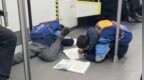 俩小孩一上地铁就趴地上写作业，数万网友共鸣：这才是童年的样子