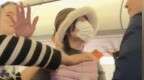 女子舱内大喊“抓我”致航班延误1个多小时，被警察带走