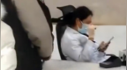 窗口工作人员上班时间埋头刷手机，医院通报
