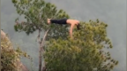 男子在景区峭壁树上练俯卧撑：为强身健体，不推荐模仿