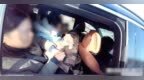 孩子藏在棉大衣里“躲猫猫” 小车超员被交警发现了