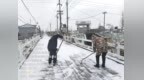 风雪映初心 除雪保畅通——东台市梁垛镇干群同心打响“破冰行动”
