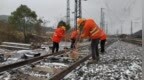 南铁南昌南车辆段九江西运用车间启动打冰除雪三级应急响应