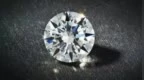 钻石价格大跌，十年前1.8万元买的钻戒，如今只能卖180元