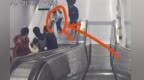 3秒！辅警上班途中按停扶梯救下摔倒老人