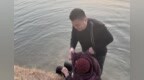 安徽一男子纵身一跃，冰冷湖水中救出落水女子