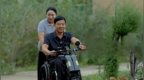 妻子抱瘫痪丈夫34年，练出一胳膊肌肉