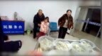 外地游客在等待处理事故 江西民警送上了热腾腾的饺子