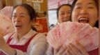 那个发钱的火锅店老板又来了！春节前4天赚的33.9万全部分给员工