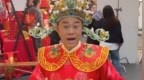 演员欧阳震华扮成“财神”送祝福，暴瘦身形引网友关注