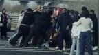 高速车辆侧翻，十余名司机停车合力救出一家四口