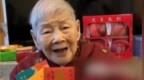 梅艳芳102岁妈妈穿喜庆红衣拜年，每月领25万生活费精神矍铄