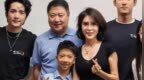 金巧巧一家现身路演，老公和儿子同穿蓝色polo衫，父子俩真像