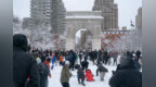 美媒：警察被雪球和冰块击中受伤，一场雪仗引发纽约政治冲突