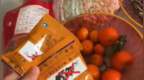 老人把毒鼠药当零食，放进果盘招待客人，网友：外包装迷惑性太强