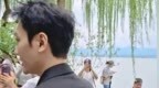 47岁冯绍峰在西湖边被偶遇，他穿着西装 面色红润，谦谦有礼似君子