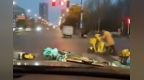 合肥一男子在马路上乱扔共享单车致道路严重拥堵，目击者回应