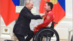 普京单膝跪地为残奥会冠军佩戴奖章