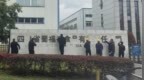 实探被曝光漂白鸡爪的企业：正铲除大门铭牌，标语写着“质量决定生存”