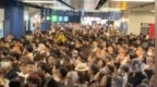 香港地铁东铁线有人进入路轨受重伤，乘客：列车停了一个多小时，转乘接驳巴士回家