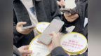 一碗泡面得一部手机！山西务工师傅的“锦鲤时刻”