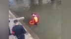 少年游泳被困河中央，宜春民辅警果断跳下水：“别慌！有我们在！”