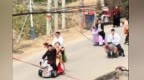 安徽一对新人用摇摇车当婚车，新郎：两家直线距离不到一公里