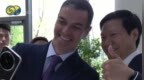 西班牙首相用小米手机与雷军自拍，在清华演讲呼吁中欧合力维护全球秩序