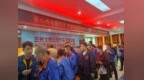 同行突发重病面临高额治疗费　的哥的姐排队捐款