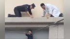 小男孩蹊跷困身10米高外墙凹槽　他们合力施救