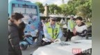 一群10后为执勤民警领唱生日歌