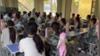 吃饭抱着上课背着，特训学校用玩具婴儿教育学生遭质疑，负责人回应