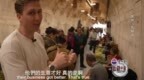 法国小伙体验重庆烟火气，想帮爷爷奶奶卖菜，不成想竟拖了后腿