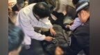 2万人的人海中 3分钟让出一条生命通道
