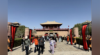 大漠雄关迎客至　温情服务润旅途