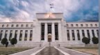 鲍威尔准备“死赖不走”？米兰炮轰不合规，称FED未来应“少说话”