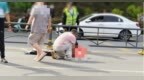 湖北街头突发！38岁粉衣男子被拍 身份曝光