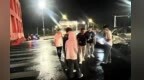 景德镇一路口两车深夜相撞浓烟滚滚 3名大学生踹开车门救出2人