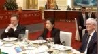 凤凰晚报丨左手库克、右手马斯克，初中辍学的打工妹，凭什么坐在C位？