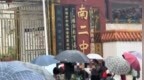 高二男生下晚自习在校内跑步后猝死，校方：非老师罚跑，赔偿问题与家长未达成一致