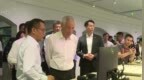 李显龙到访上海，参观人形机器人