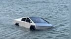 信了马斯克的话！特斯拉Cybertruck开进湖里当船 结果直接抛锚