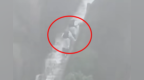 安徽黄山一线天阶梯水流湍急，两名游客仍往上爬！景区回应