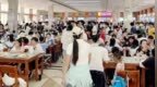 武大食堂爆满，学生无座可坐