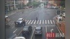 40秒！襄阳街头上演“抬车救人”生死时速