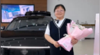 “顶车救人”女司机获赠新车，当场捐赠！