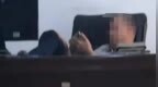 税务局工作人员上班时脚跷在桌上玩手游，官方通报