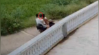 叔侄俩将溺亡男子送回家离开，未通知对方家人也未报警，做好事还是涉嫌犯罪？