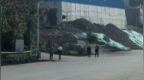 村民：事故矿井是斜井，有工人听到爆炸声后，迅速戴上自救呼吸器从井里逃生