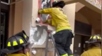 美笨贼从屋顶跌落被卡墙缝10小时，被买咖啡的警察意外抓获